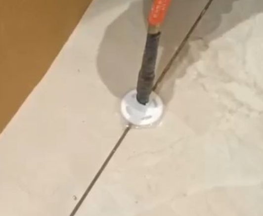 红星瓷砖空鼓维修公司专业解答瓷砖在铺贴过程中，如果没有涂抹均匀到位的粘结材料（如水泥砂浆或瓷砖胶），可能会导致以下问题